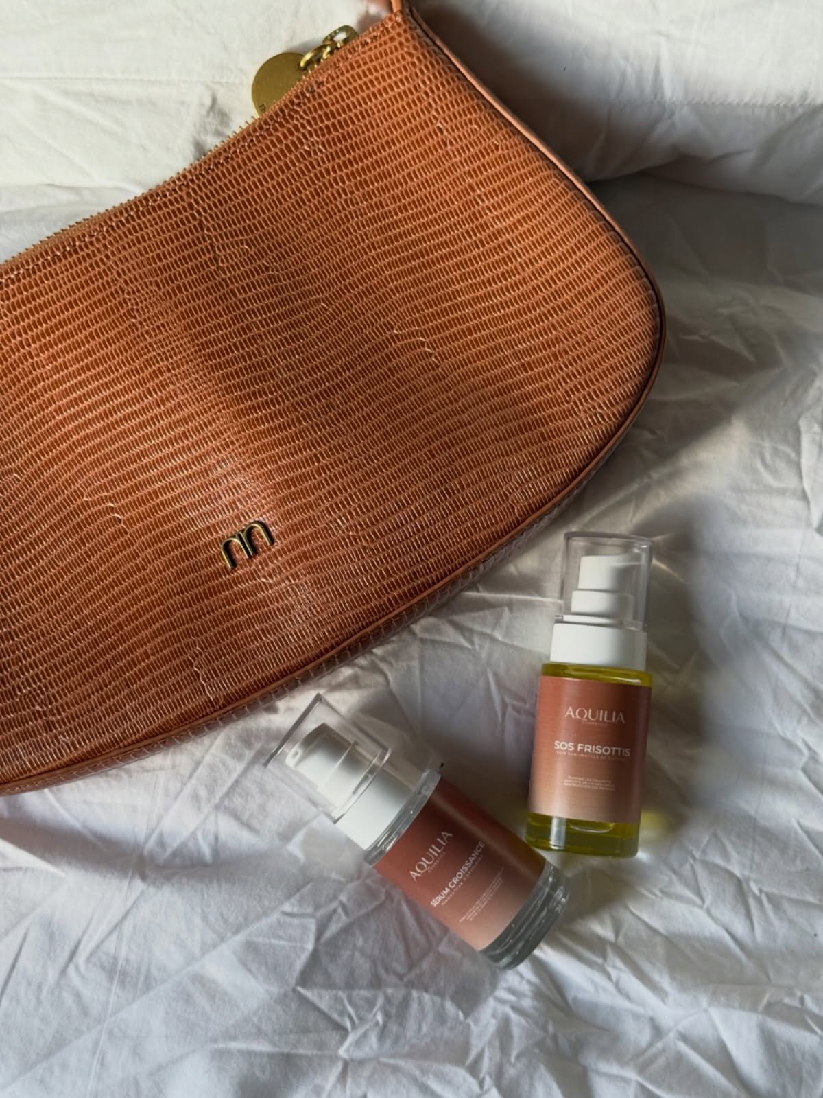 En 2026, révélez la beauté naturelle de vos cheveux.J’ai testé des dizaines de produits, mais rien n’a jamais autant transformé mes cheveux que ce duo :-Le SOS Frisottis pour dire bye bye aux frisottis et aux cheveux mousseux-Le Sérum Croissance pour stimuler la pousse et obtenir des cheveux plus longs et plus fortsEt tout ça, avec une routine ultra simple et 100 % naturelle.Si vous aussi vous en avez marre des cheveux qui gonflent, qui stagnent, ou qui manquent de vie…Commentez DUO et je vous envoie les 2 produits qui vont transformer vos cheveux ✨#poussecheveux #serumcapillaire