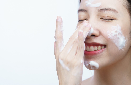 Routine skincare matin : nettoyer son visage