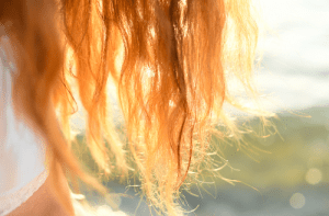 Comment protéger ses cheveux du soleil naturellement ?