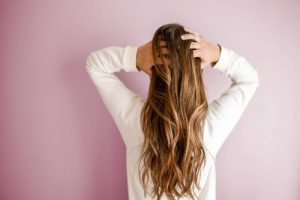 Clarification cheveux : la détox capillaire indispensable