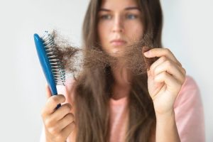 Perte de cheveux saisonnière : comment limiter la chute ?