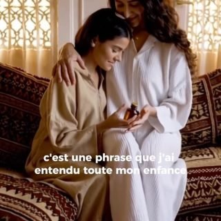 Leçon 3 apprise de ma grand-mère marocaine 👇Ta peau mérite des ingrédients qu’on pourrait presque goûter 🍯Chez Aquilia, je privilégie toujours des ingrédients bruts aux longues formules souvent difficiles à comprendre, pour plus de transparence ✨Par exemple, j’ai passé des mois à chercher une huile de figues de barbarie qui soit vraiment à la hauteur. Cette huile brute est un secret pour les rituels marocains depuis des millénaires…Je voulais une huile pure, pressée à froid, riche. Et quand je lis vos retours qui disent « ma peau n’a jamais été aussi belle et apaisée »Je me dis que j’ai bien fait d’écouter mon intuition 🙌👉 Dites-moi les filles, est-ce que vous regardez les étiquettes des produits que vous achetez ? Arrivez-vous à vous y retrouver ?#hydrolat #aquiliacosmetics #cosmetiquesnaturels #conseilsbeauté #hammam #beautemarocaine #ritueldebeaute #rituelmarocain #marocaine #huiledefiguedebarbarie #ghassoul #huilevegetale #cosmetiquemarocaine #huiledargan