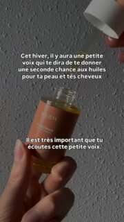 Se réconcilier avec les huiles,c’est redécouvrir que :✨ sur les cheveux– elles rendent les longueurs plus brillantes– elles protègent de la casse, sans alourdir– elles apportent une douceur incomparable✨ sur le visage– elles apaisent les rougeurs et tiraillements– elles donnent un éclat naturel (pas un fini gras)– elles remplacent 3 produits en un seul gesteCommente GLOW pour découvrir la simplicité des routines Aquilia ❤️