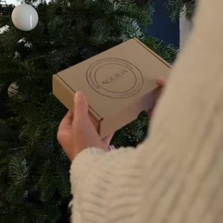 Alors, dis-moi…qui serait la PLUS heureuse de recevoir ce coffret de Noël ?Ta mère, ta sœur, ou toi ?🎄Trouver un cadeau de Noël, on le sait toutes : c’est toujours un casse-tête.On ne sait jamais si ça va vraiment plaire, et plus les jours passent, plus la pression monte 😅C’est exactement pour ça que j’ai créé ce coffret de Noël à composer Aquilia.Pas de choix compliqués, pas de prise de tête : choisissez ce que vous voulez y mettre et obtenez une remise progressive allant jusqu’à -25%.Tout a été préparé dans les moindres détails, avec amour, pour vous faire gagner du temps ✨Le coffret à personnaliser, c’est un cadeau délicat, qui sent terriblement bon et fait toujours plaisir à celle qui le reçoit !Alors, dis-moi…👉🏼 À qui tu l’offrirais ?