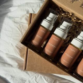 J-1 avant la fermeture des commandes de Noël 🎄Pour les retardataires (oui, je vous vois 👀), il est encore temps de choisir le coffret découverte.Pour tester nos textures, sentir nos huiles découvrir ou faire découvrir nos rituels…ce coffret c’est la façon la plus douce d’offrir les bestsellers Aquilia à quelqu’un que vous avez envie de gâter.À l’intérieur, vous pouvez choisir 4 à 5 produits de votre choix.Voici ceux que vous avez le plus commandé ces derniers jours : 
✨ Le SOS Frisottis
✨ L’eau de Rose de Damas
✨ Le masque Nila
✨ L’huile de Pépins de figues de BarbarieLe tout dans un coffret de Noël prêt à être déposé sous le sapin 🎁Le coffret est à seulement 39€ avec 4 produits au choix dedans et autant vous dire qu’ils n’y en aura pas pour tout le monde.Alors, vous allez craquer ? 😍#noel #cadeau #coffretcosmétique