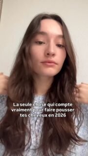 Tu peux appliquer les meilleurs soins sur tes longueurs,
si tu négliges ça, tes cheveux finiront toujours par stagner.Parce que la pousse ne dépend pas de ce que tu fais après.
Elle dépend de ce que tu fais avant.Avant le shampoing.
Avant les soins.
À la racine.Le cuir chevelu, c’est la base de tout.
C’est lui qui nourrit le cheveu,
qui active la circulation,
et qui conditionne la vitesse et la qualité de la pousse.Quand il est tendu, sec ou déséquilibré,
la micro-circulation ralentit.
Et avec elle, la pousse.Beaucoup pensent “manquer de produits”.
En réalité, il manque surtout un geste.🖐️ Le massage relance la circulation sanguine
🌿 Le bain d’huile nourrit le cuir chevelu et assouplit la peauMais là encore, tout ne se vaut pas.Une huile trop lourde ou mal adaptée
peut étouffer le cuir chevelu au lieu de l’aider.
Le vrai réflexe, c’est la régularité.👉 Massages + bain d’huile une fois par semaine,
avec des huiles fines, bien choisies,
pensées pour le cuir chevelu.C’est ce rituel simple qui crée les conditions
pour des cheveux plus forts, plus denses
et qui poussent vraiment.Commente POUSSE et je t’envoie exactement comment faire
et quelles huiles utiliser 👇