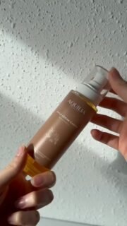 L’huile sèche corps, votre produit préféré pour prendre soin de votre peau l’hiver. Et on comprend pourquoi. ❤️→ Une huile qui nourrit intensément sans effet gras
→ Une texture légère qui pénètre vite
→ Une peau douce, souple, confortable toute la journée
→ De vrais résultats, visibles et ressentisLa tester, c’est l’adopter 🌿Celles qui l’utilisent déjà, dites-moi la vérité : impossible de s’en passer, non ?