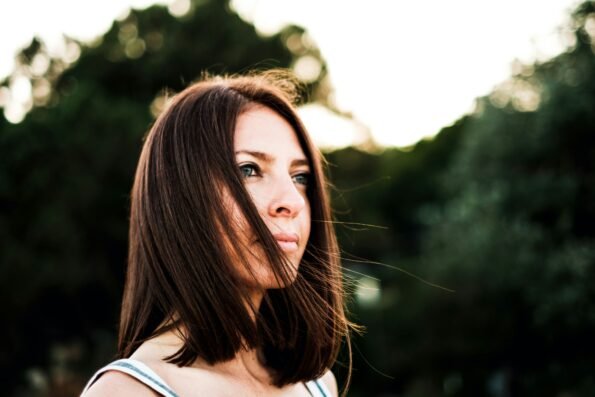 femme aux cheveux fins