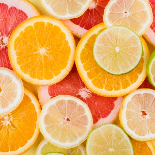 rondelles de différents agrumes (orange, citron et pamplemousse)