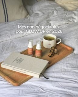 Il y a des jours où je doute… Des jours où je me dis que je devrais aller plus vite, faire plus, faire autrement. Mais je reviens à ce que j’ai toujours voulu transmettre avec Aquilia : la douceur, la patience, le respect du corps.J’ai noté ces quelques intentions quelque part dans un cahier pour pouvoir m’en rappeler tout au long de cette année. Je vous invite à faire aussi cet exercice 🙏Et vous, si vous deviez choisir un seul non-négociable pour cette année, ce serait lequel ? ❤️#amourdesoi #cosmetiquesnaturels #prendresoindesoi #santementale